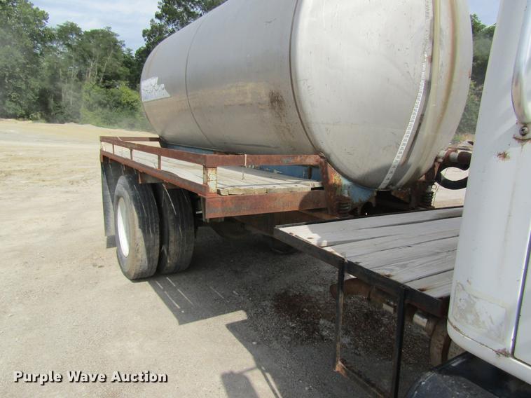 image for item DE5129 1985 International 1754 tank truck