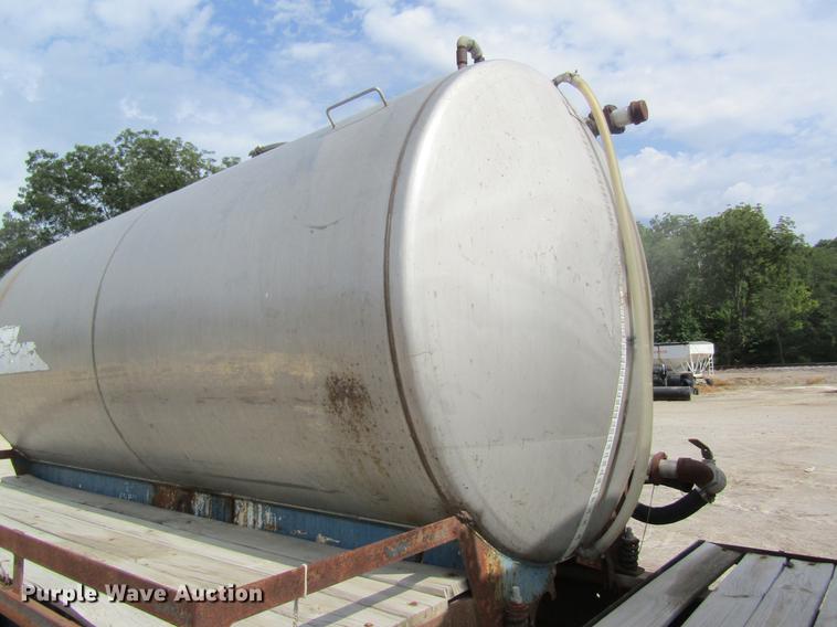 image for item DE5129 1985 International 1754 tank truck