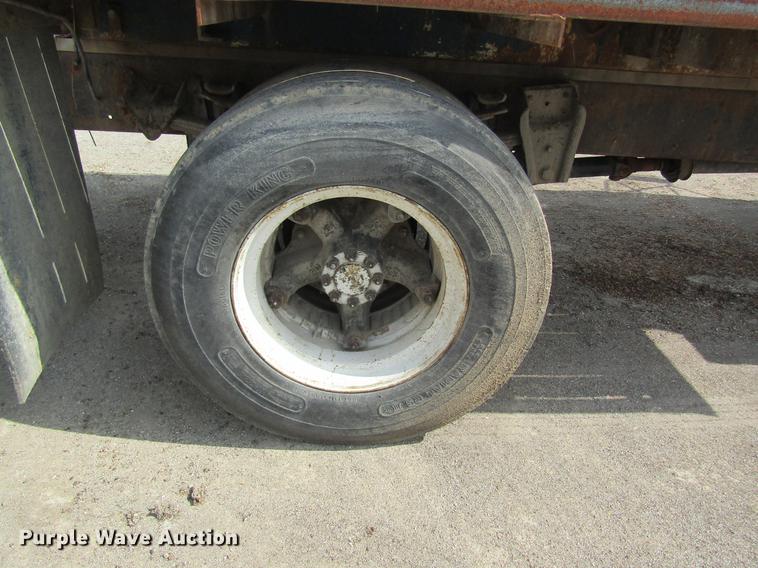 image for item DE5129 1985 International 1754 tank truck