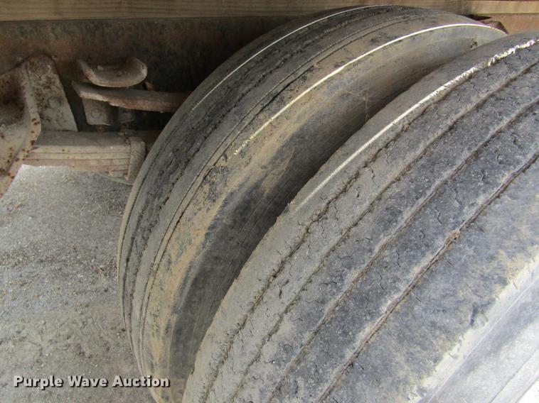 image for item DE5129 1985 International 1754 tank truck