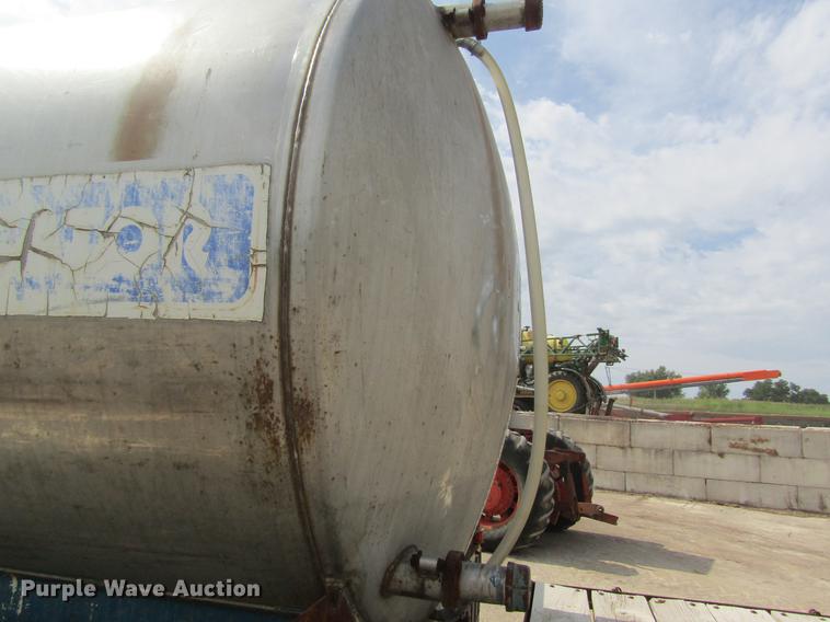 image for item DE5129 1985 International 1754 tank truck