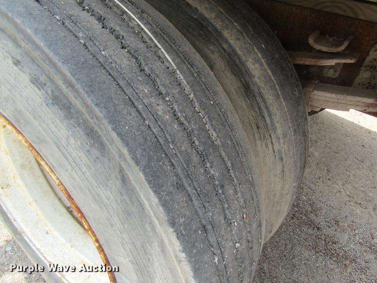 image for item DE5129 1985 International 1754 tank truck