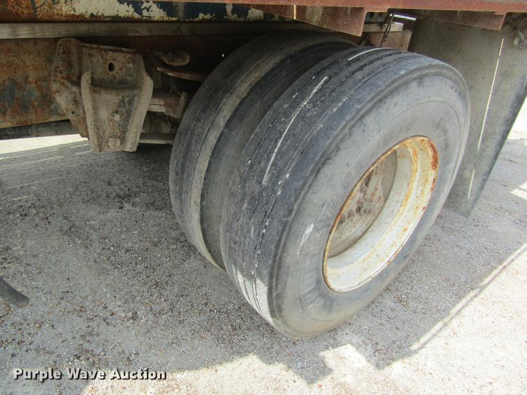 image for item DE5129 1985 International 1754 tank truck