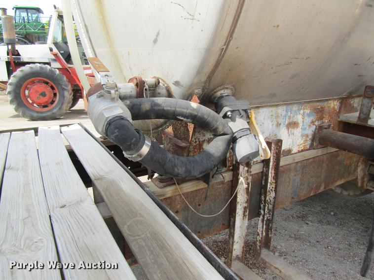 image for item DE5129 1985 International 1754 tank truck