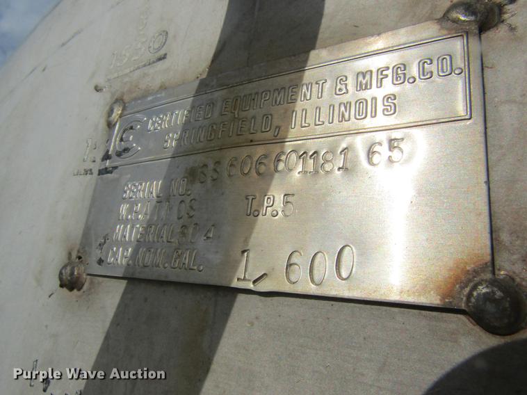 image for item DE5129 1985 International 1754 tank truck