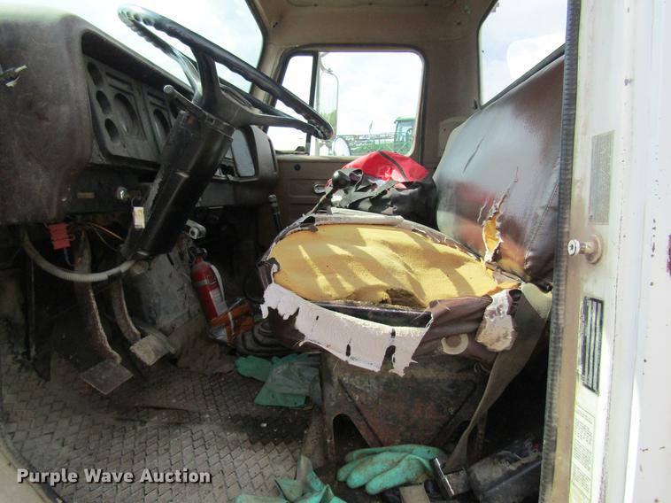 image for item DE5129 1985 International 1754 tank truck