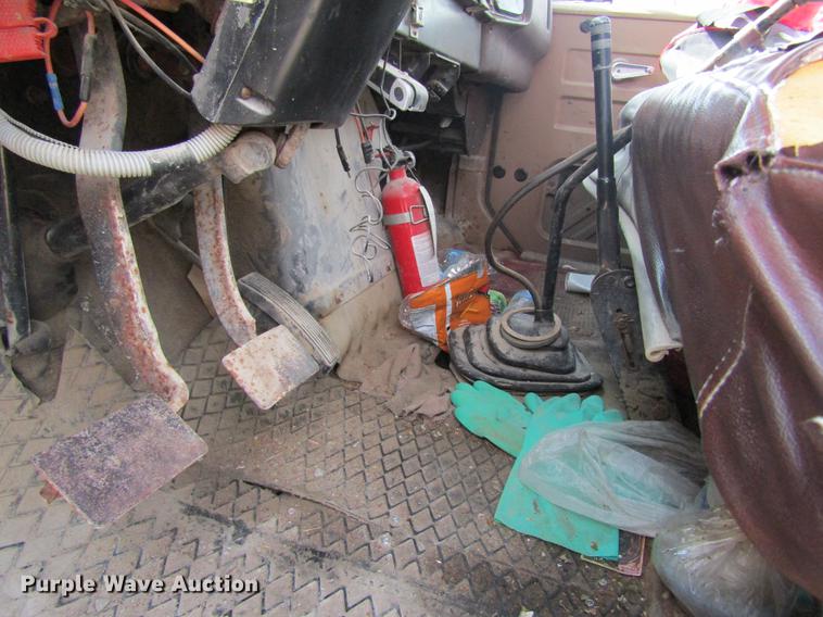 image for item DE5129 1985 International 1754 tank truck