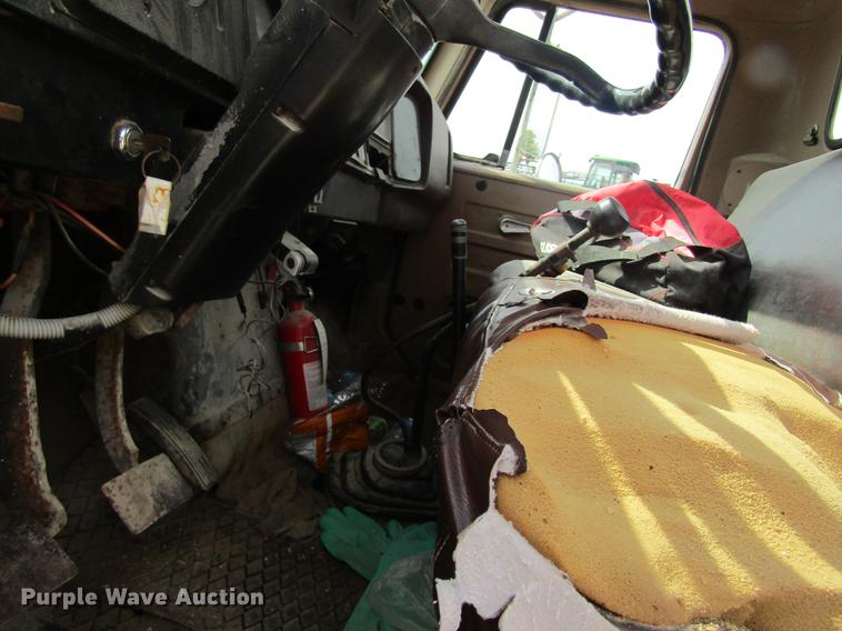 image for item DE5129 1985 International 1754 tank truck