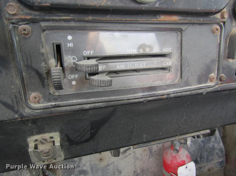 image for item DE5129 1985 International 1754 tank truck