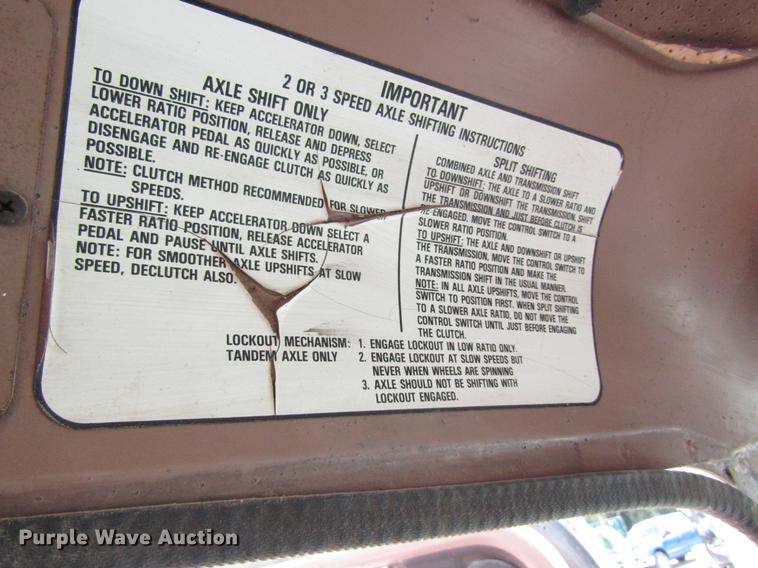 image for item DE5129 1985 International 1754 tank truck