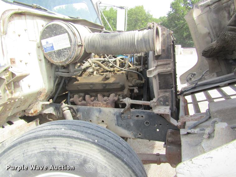 image for item DE5129 1985 International 1754 tank truck