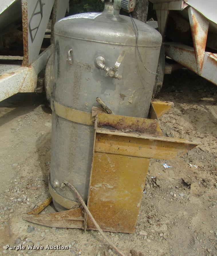 image for item DE5132 Agco spray foam tank