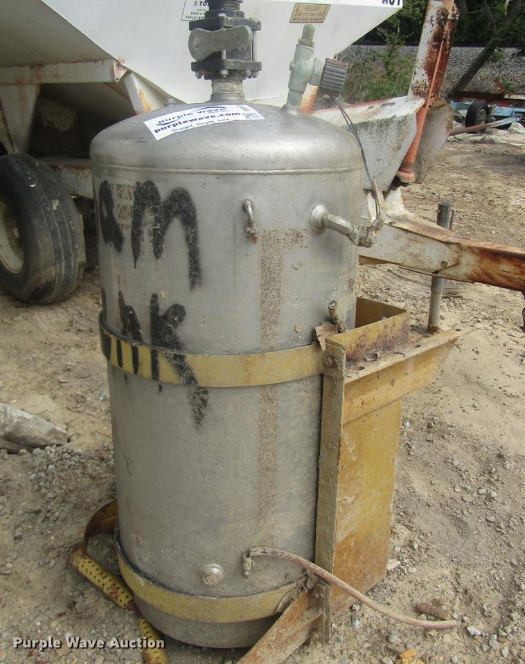 image for item DE5132 Agco spray foam tank