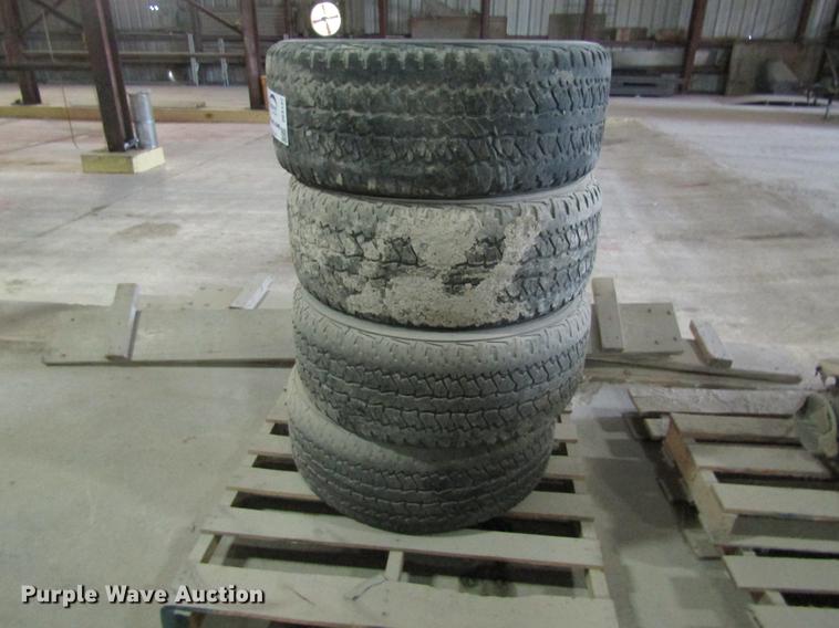 image for item DE5137 (4) Firestone 275/55R20 tires