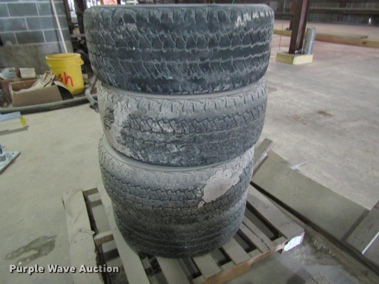 image for item DE5137 (4) Firestone 275/55R20 tires