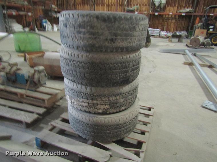 image for item DE5137 (4) Firestone 275/55R20 tires