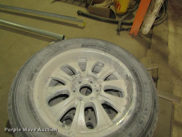 image for item DE5137 (4) Firestone 275/55R20 tires