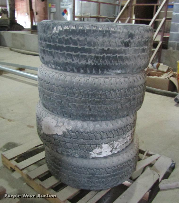 image for item DE5137 (4) Firestone 275/55R20 tires