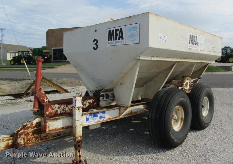 Fertilizer cart in Salisbury, MO Item DE5147 sold Purple Wave