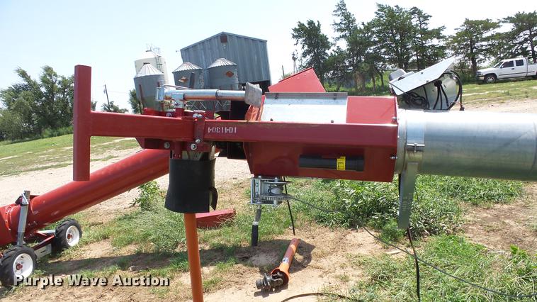 image for item DF4303 2014 Hutchinson swing-out auger