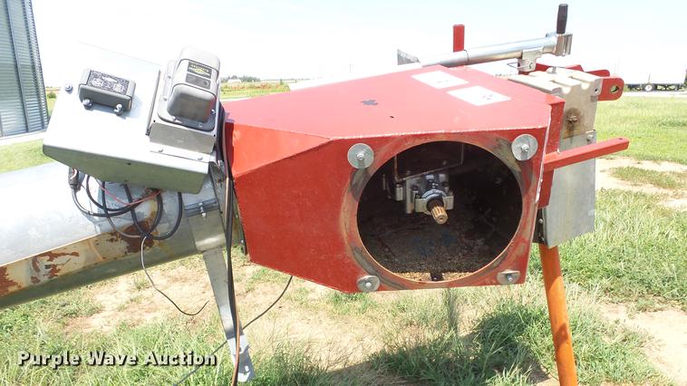 image for item DF4303 2014 Hutchinson swing-out auger