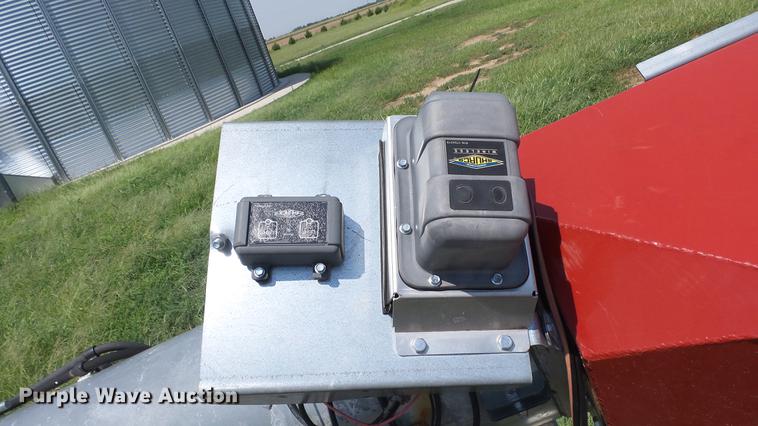 image for item DF4303 2014 Hutchinson swing-out auger