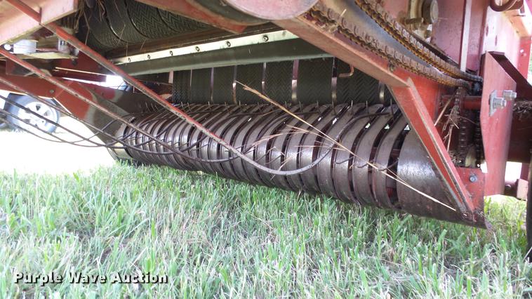 image for item DF4308 Hesston 565A round baler