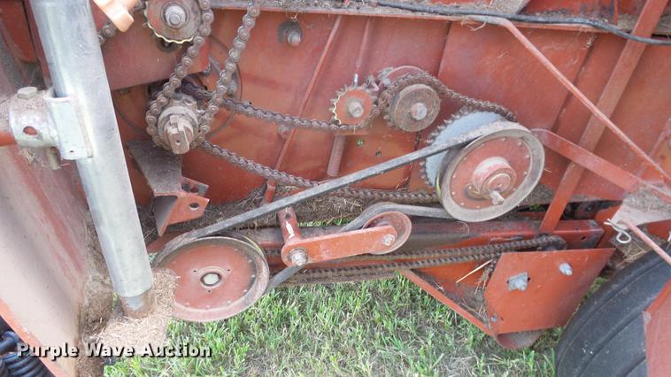 image for item DF4308 Hesston 565A round baler