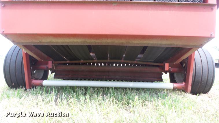 image for item DF4308 Hesston 565A round baler
