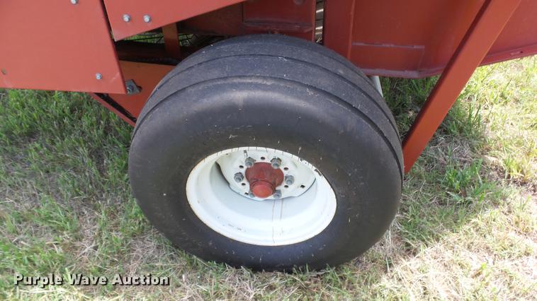 image for item DF4308 Hesston 565A round baler