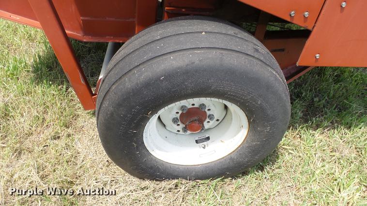 image for item DF4308 Hesston 565A round baler