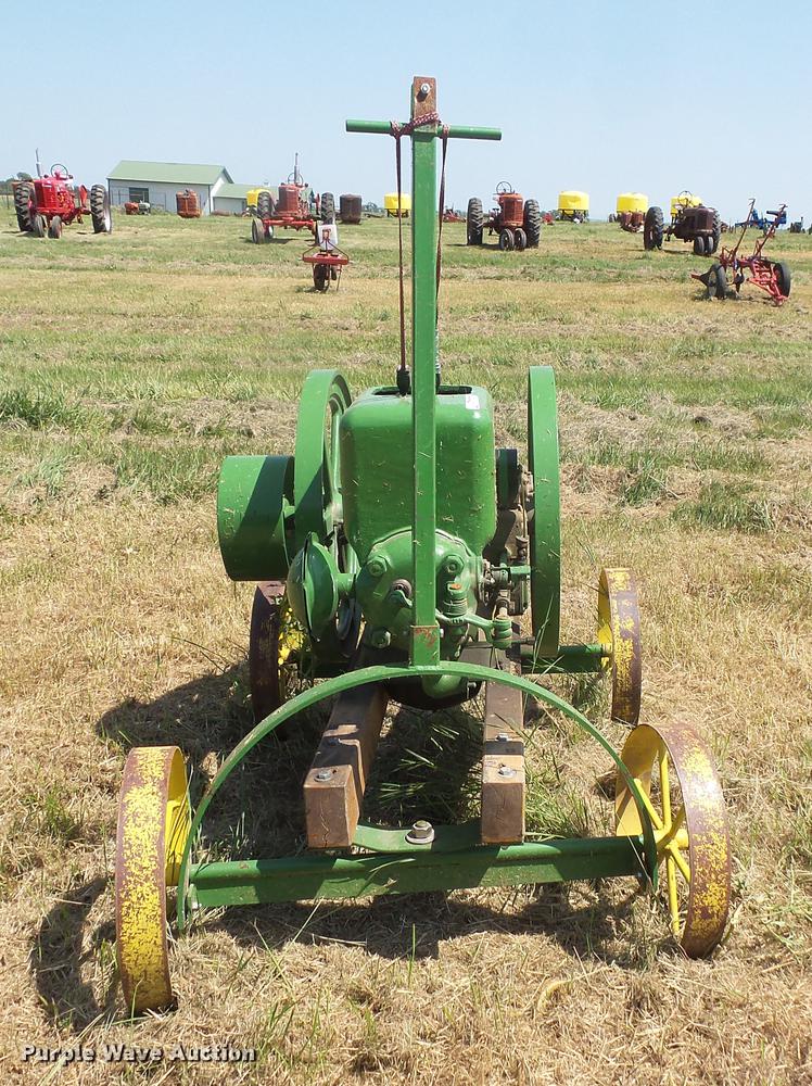 image for item EV9073 John Deere hit and miss engine
