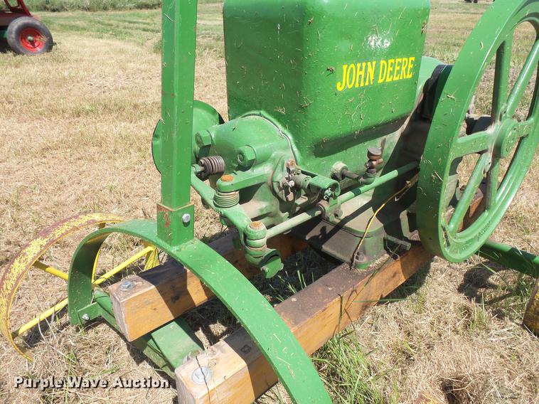 image for item EV9073 John Deere hit and miss engine