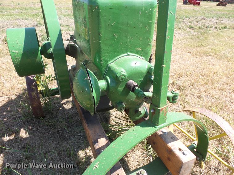 image for item EV9073 John Deere hit and miss engine