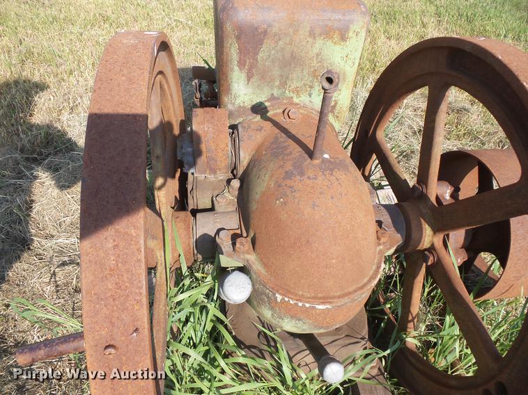 image for item EV9092 John Deere hit and miss engine