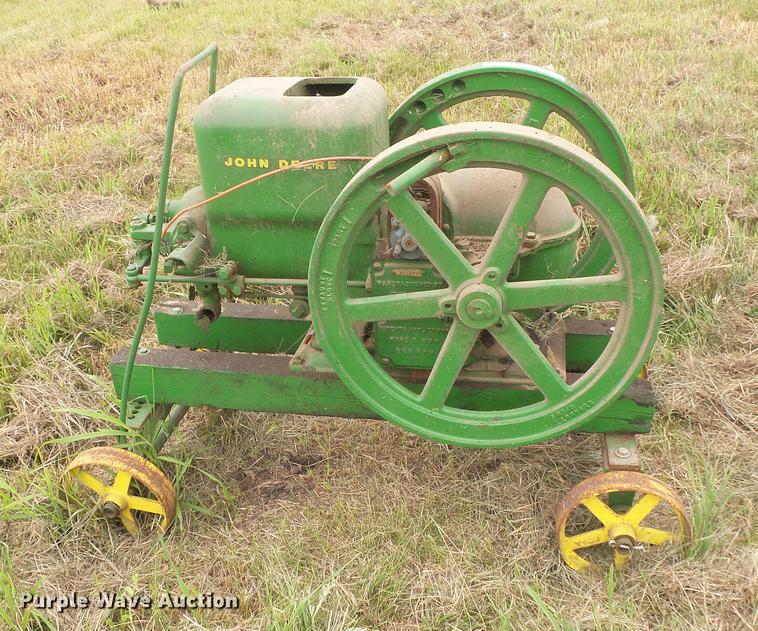image for item EV9114 John Deere hit and miss engine