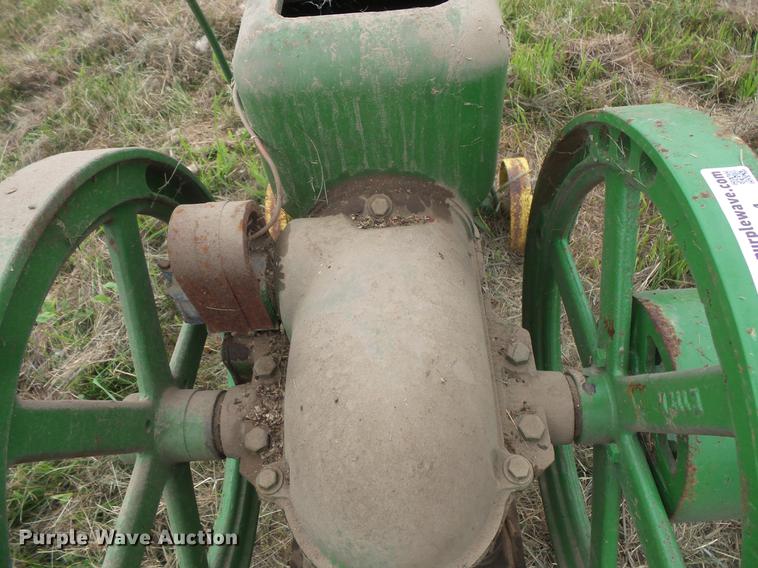 image for item EV9114 John Deere hit and miss engine