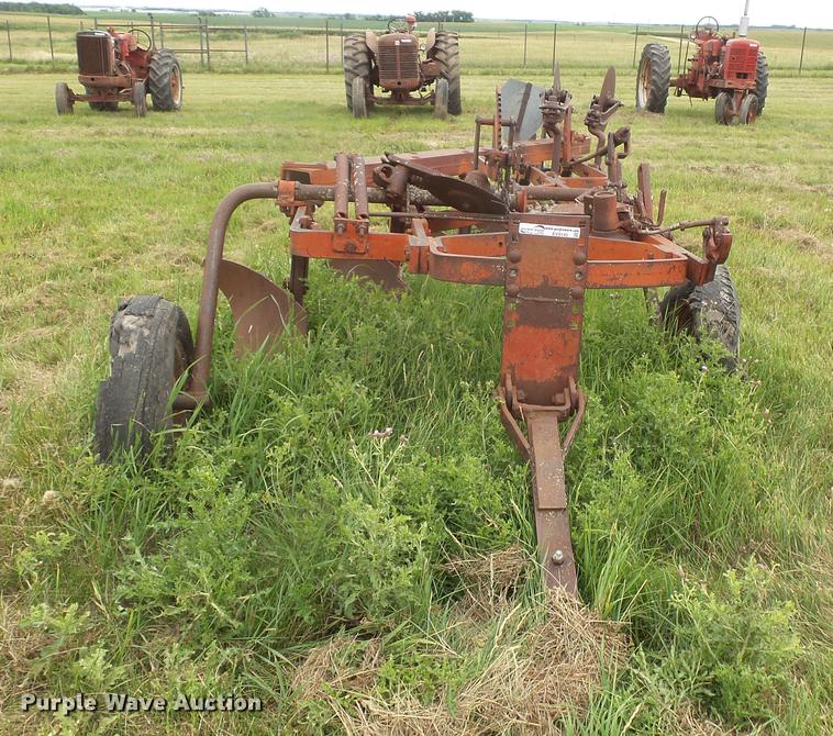 image for item EV9145 International 70 five bottom plow