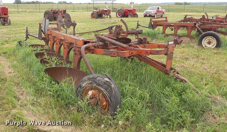 image for item EV9145 International 70 five bottom plow