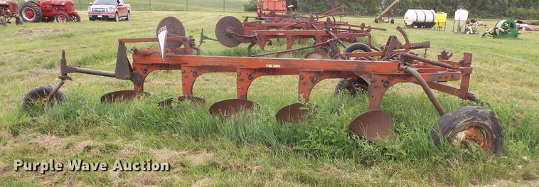 image for item EV9145 International 70 five bottom plow