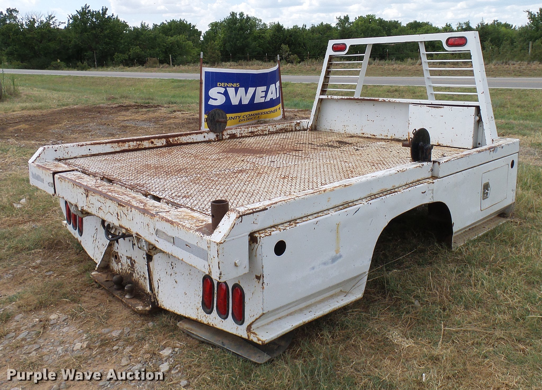 Hydraulic bale bed in Bray, OK Item DD8359 sold Purple Wave
