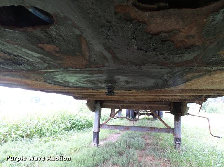 image for item DB7063 1983 Stoughton dry van trailer