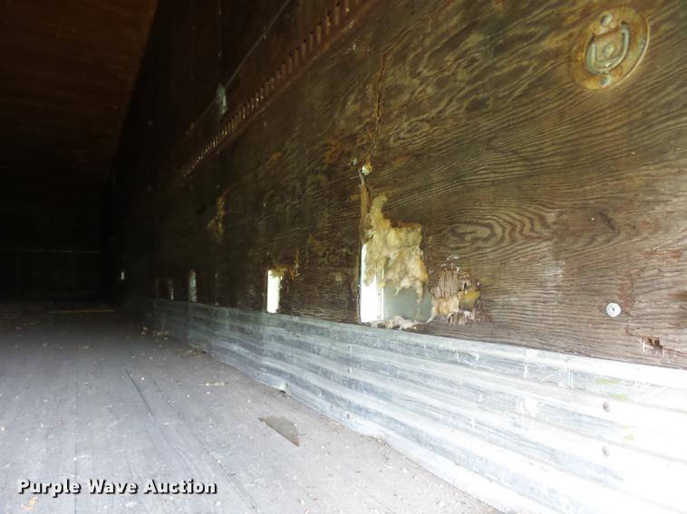 image for item DB7063 1983 Stoughton dry van trailer