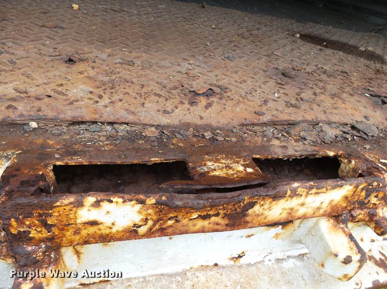 image for item DB7063 1983 Stoughton dry van trailer