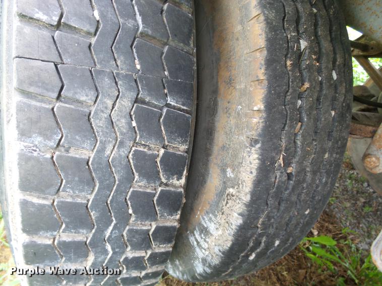 image for item DB7063 1983 Stoughton dry van trailer