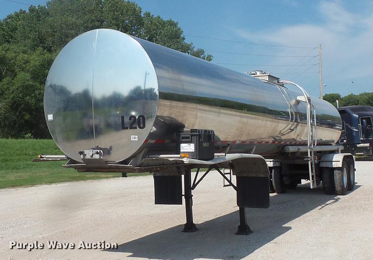 image for item DC4700 2006 West-Mark tank trailer