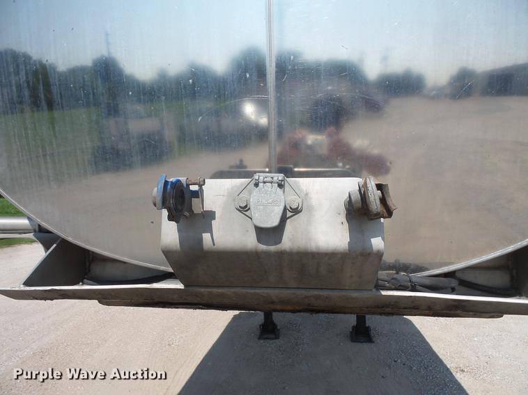 image for item DC4700 2006 West-Mark tank trailer