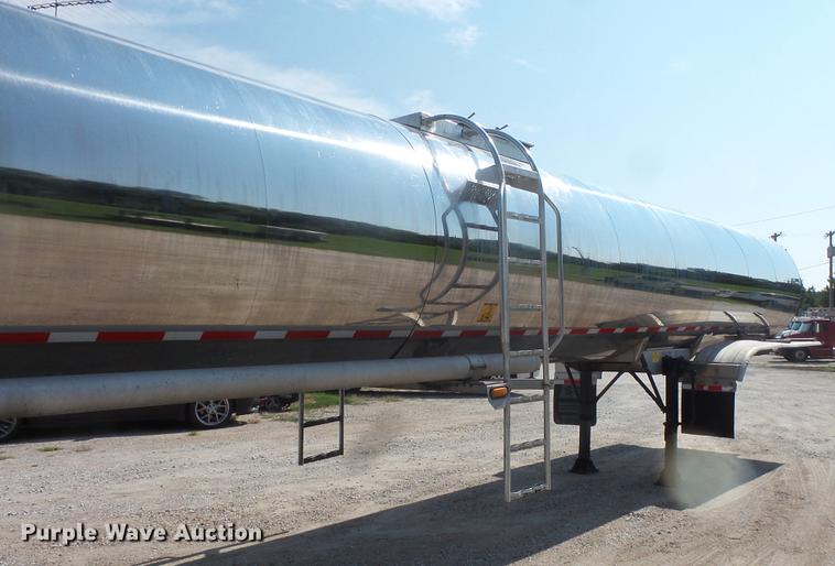 image for item DC4700 2006 West-Mark tank trailer