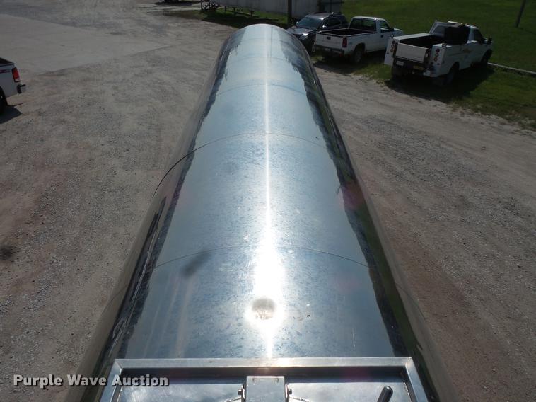 image for item DC4700 2006 West-Mark tank trailer