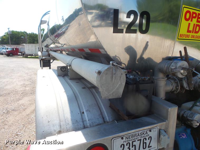 image for item DC4700 2006 West-Mark tank trailer